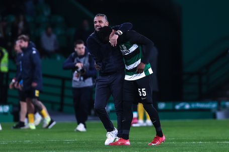 José Silva abraçado por Rui Borges após a estreia na equipa principal do Sporting diante do Estoril