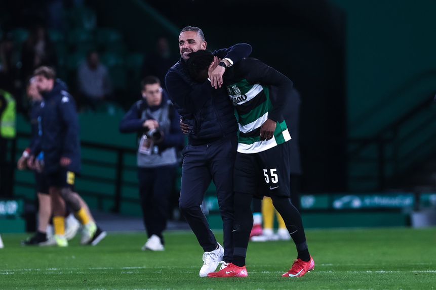 José Silva abraçado por Rui Borges após a estreia na equipa principal do Sporting diante do Estoril