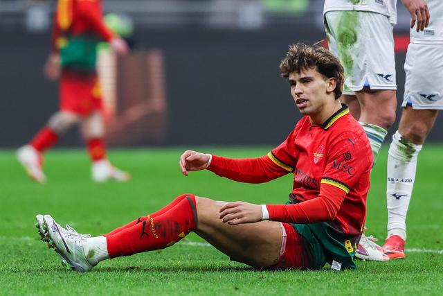 João Félix sentado no relvado durante um jogo do Milan, frente à Lazio