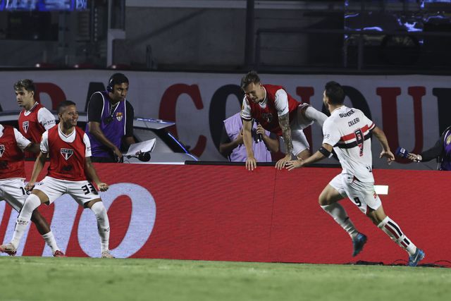 Cédric vence e marca encontro com Abel nas 'meias' do Paulistão