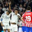 Rodrygo beixa o símbolo do Real Madrid após marcar ao Atlético Madrid