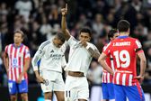 Rodrygo beixa o símbolo do Real Madrid após marcar ao Atlético Madrid