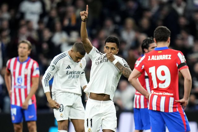 Rodrygo beixa o símbolo do Real Madrid após marcar ao Atlético Madrid