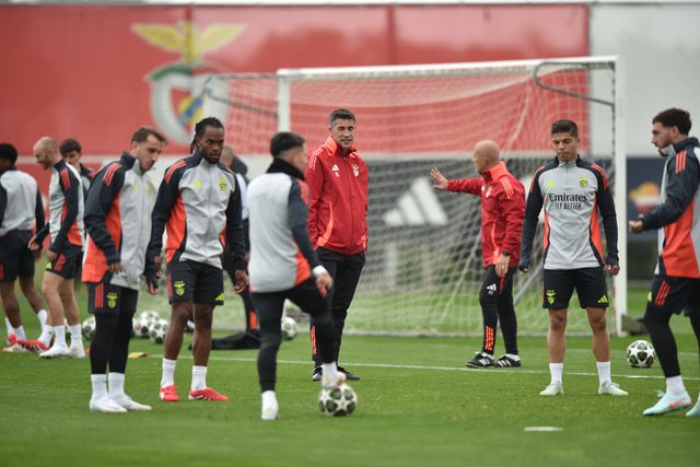 Bruno Lage a orientar treino do Benfica no Seixal, já com Renato Sanches