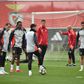 Bruno Lage a orientar treino do Benfica no Seixal, já com Renato Sanches