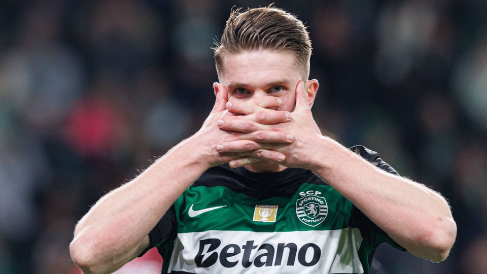 Gyokeres celebra golo marcado pelo Sporting fazendo a famosa máscara