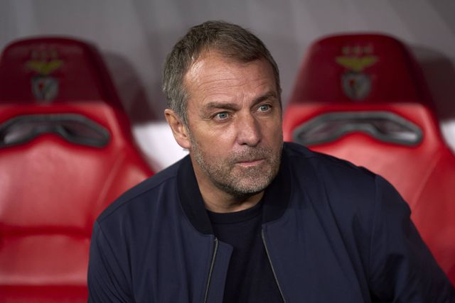 Hansi Flick, treinador do Barcelona, no banco de suplentes