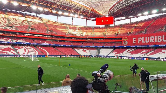 Equipa do Barcelona distante dos jornalistas no Estádio da Luz