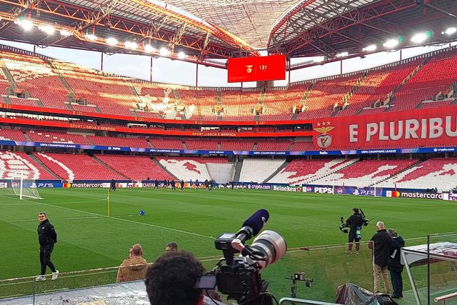 Equipa do Barcelona distante dos jornalistas no Estádio da Luz