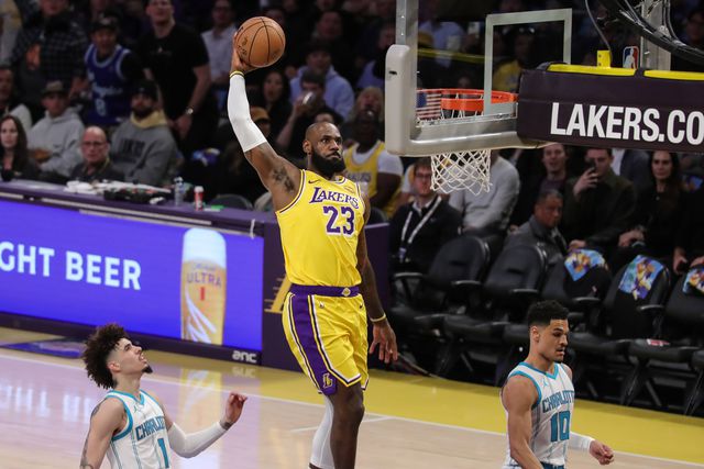 LeBron James continua nos Lakers para a 23.ª temporada na NBA