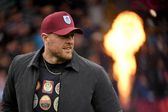JJ Watt a assistir ao vivo um jogo do Burnley em casa para o Championship