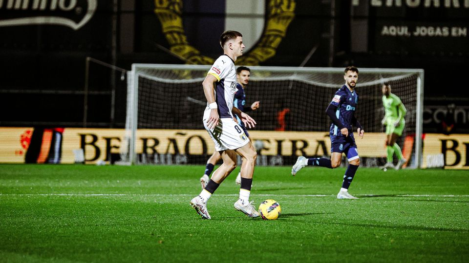 Mirko Topic pegou de estaca no Famalicão, clube ao serviço do qual cumpre a segunda temporada, e sonha com o regresso à seleção da Sérvia