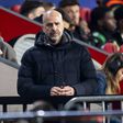 Peter Bosz, treinador do PSV, frustrado com a derrota pesada em casa com o Arsenal