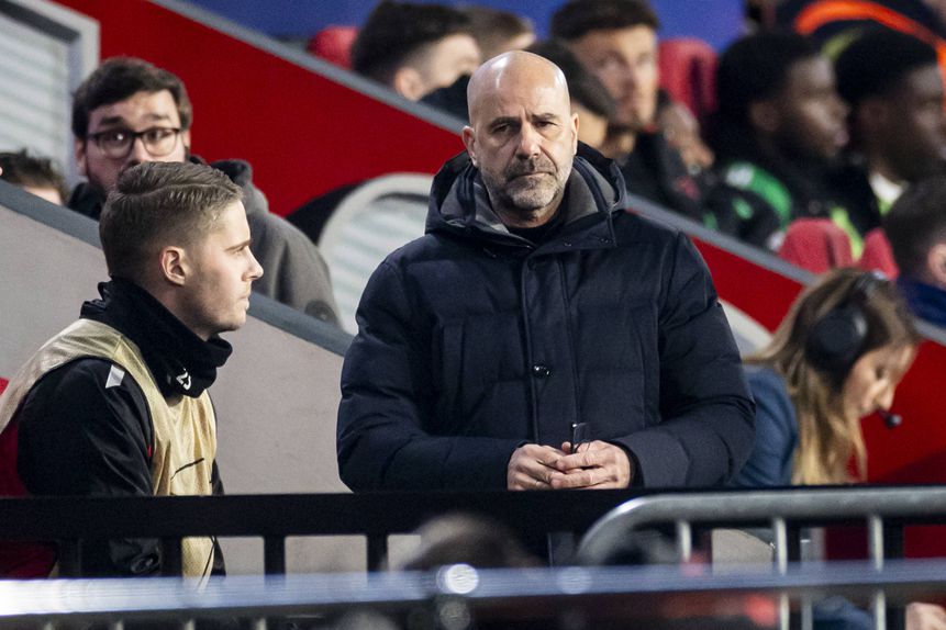 Peter Bosz, treinador do PSV, frustrado com a derrota pesada em casa com o Arsenal