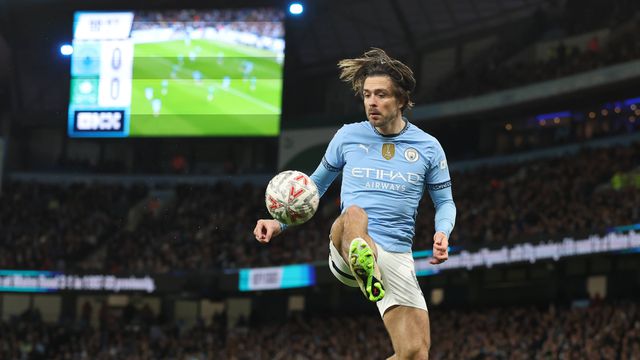 Grealish pagou rodadas num 'pub'... e saiu de lá de garrafa na mão neste estado