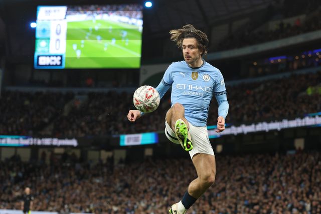 Grealish pagou rodadas num 'pub'... e saiu de lá de garrafa na mão neste estado