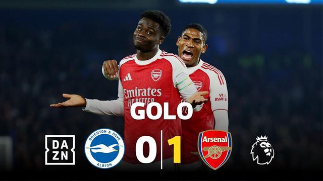 Saka tenta fazer golaço, mas acaba a agradecer o 'frango' do guarda-redes