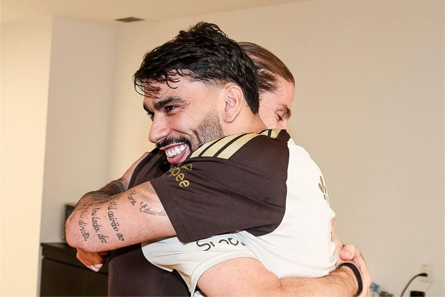 Lucas Paquetá abraça Filipe Luís (Foto: Lucas Paquetá/Instagram)