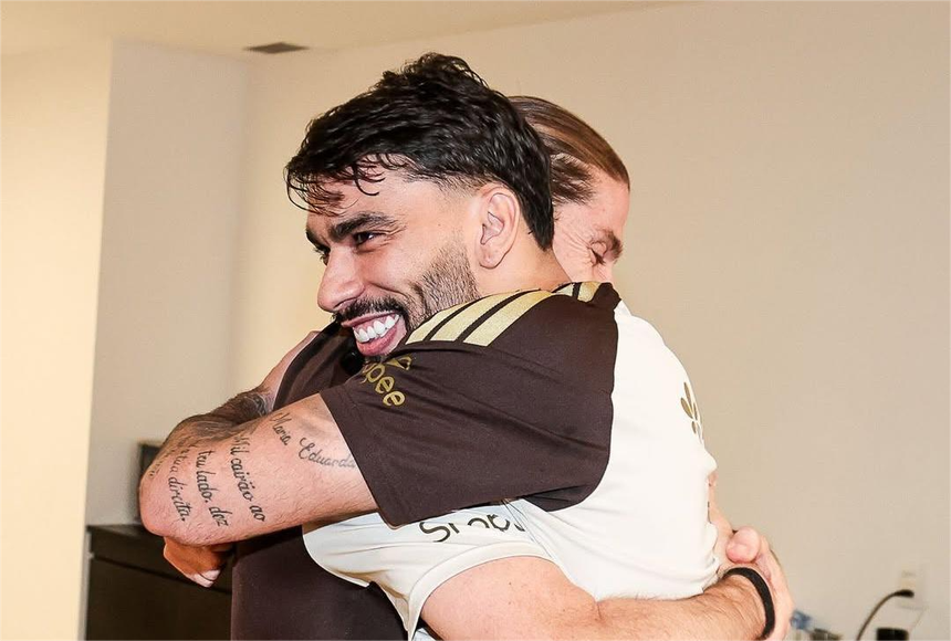 Lucas Paquetá abraça Filipe Luís (Foto: Lucas Paquetá/Instagram)