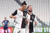 Miralem Pjanic com Cristiano Ronaldo na Juventus