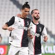 Miralem Pjanic com Cristiano Ronaldo na Juventus