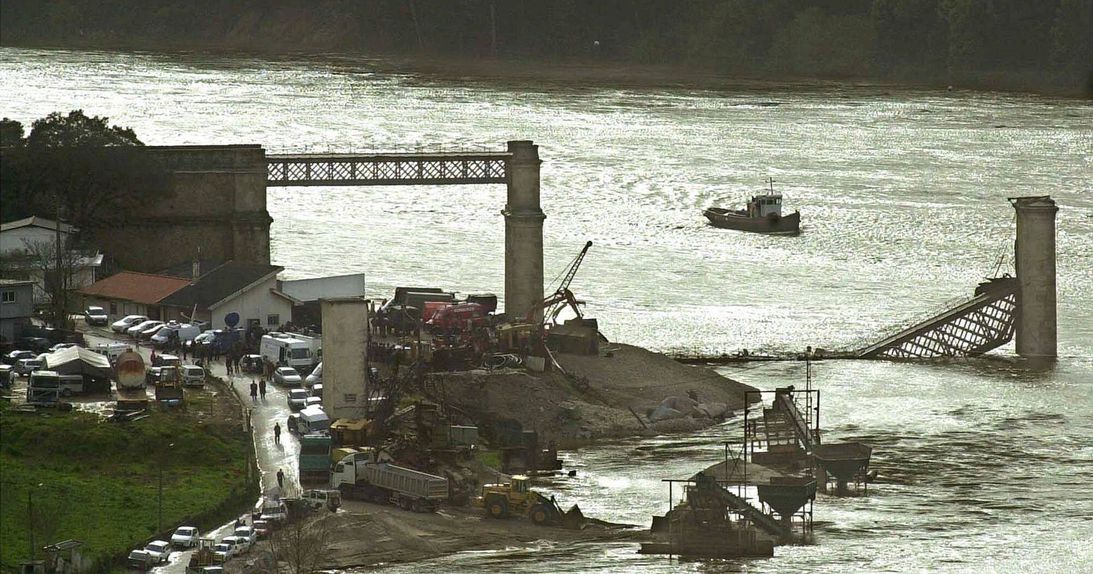 Tabuleiro da ponte Hintze Ribeiro cedeu a 4 de março de 2001