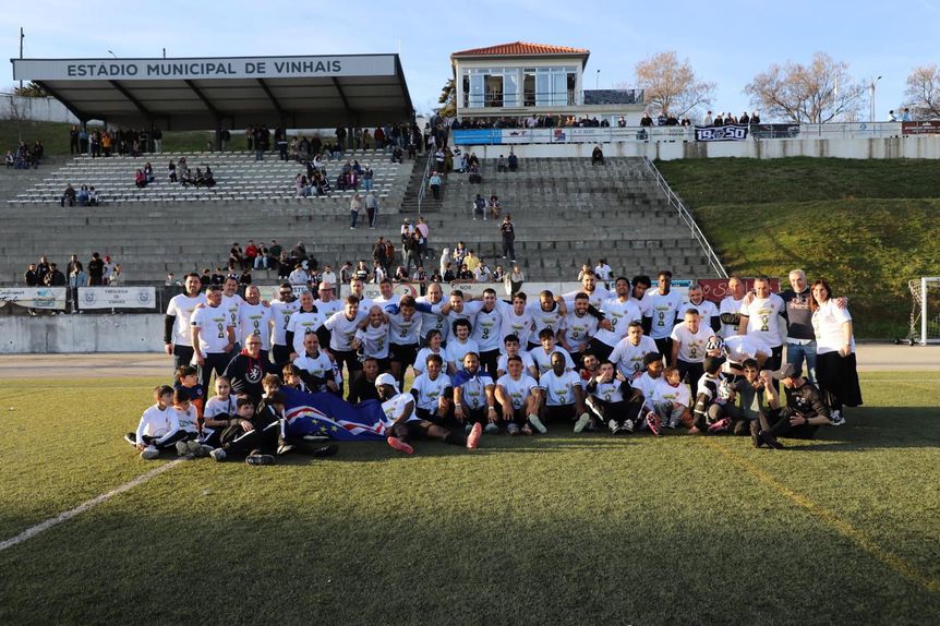 Foto de família do Vinhais no jogo da consagração da equipa como campeã da Divisão de Honra da AF Bragança - Foto: D.R.