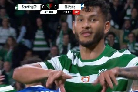 O gesto de Suárez no final da primeira parte do Sporting-FC Porto