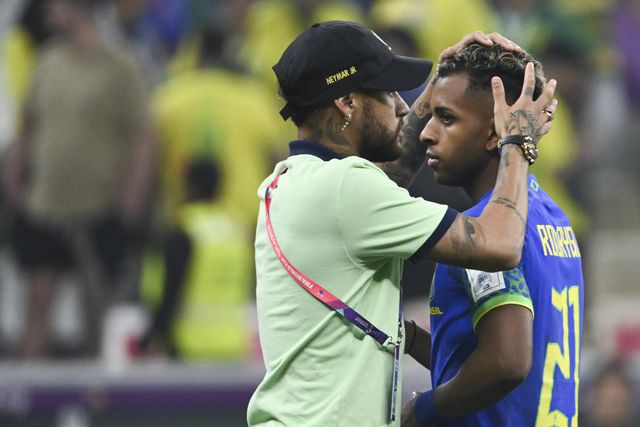 Neymar abraça Rodrygo
