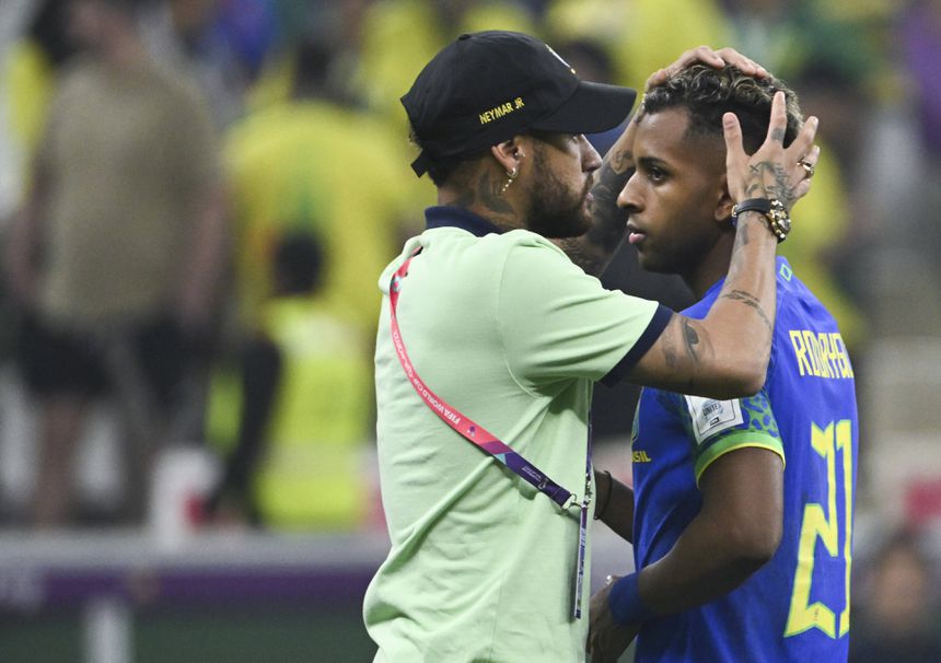 Neymar abraça Rodrygo