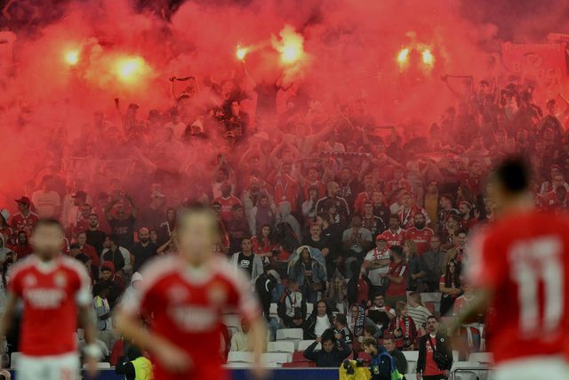 Pirotecnia nos jogos de futebol continua a provocar danos (foto: Miguel Nunes)