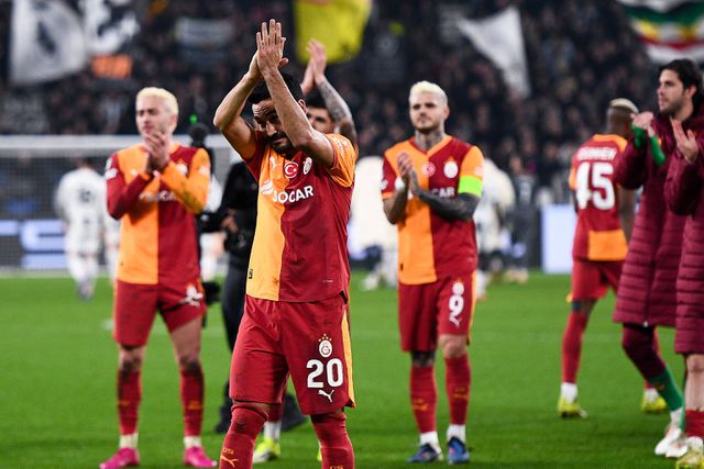 Jogadores do Galatasaray a aplaudir os seus adeptos presentes em Turim