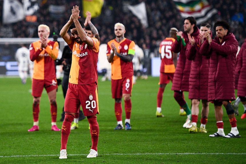 Jogadores do Galatasaray a aplaudir os seus adeptos presentes em Turim