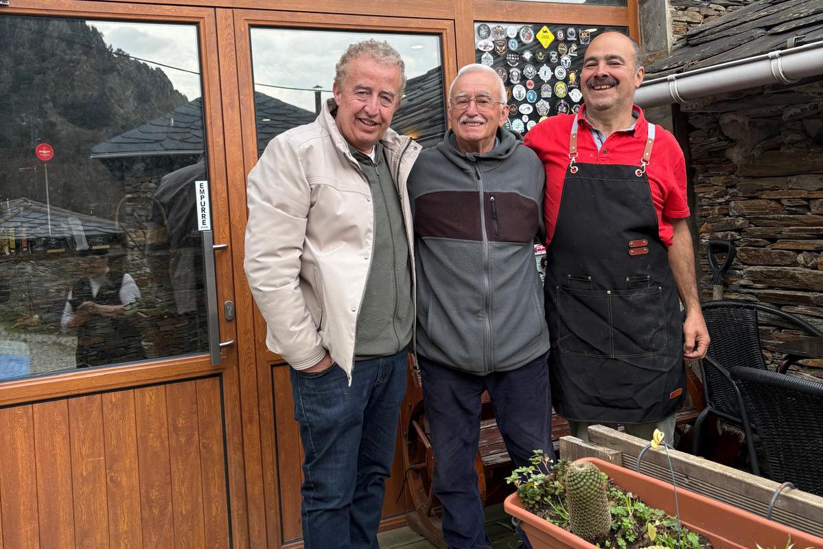 Ao centro o António, pai da Elisabete, num encontro emotivo na Aldeia de Pena