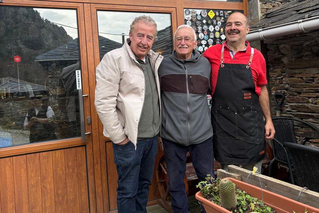 Ao centro o António, pai da Elisabete, num encontro emotivo na Aldeia de Pena