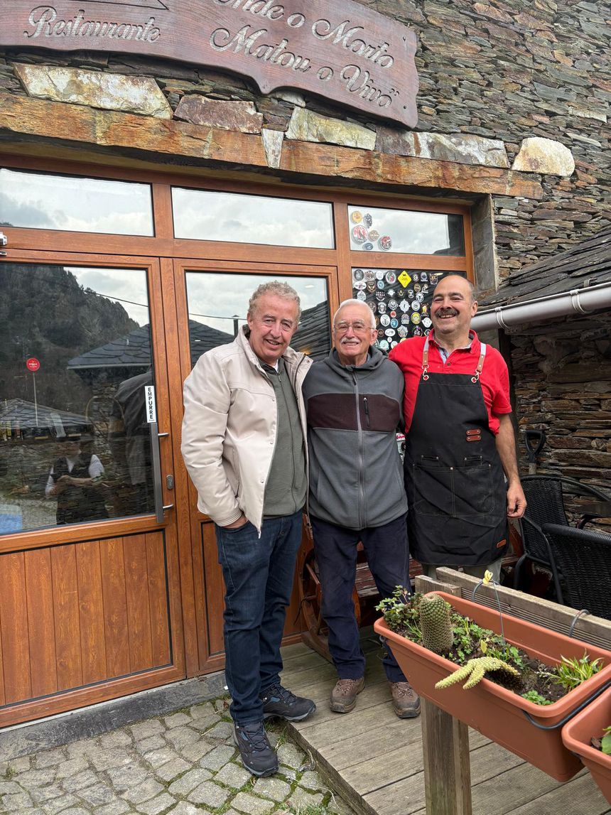 Ao centro o António, pai da Elisabete, num encontro emotivo na Aldeia de Pena