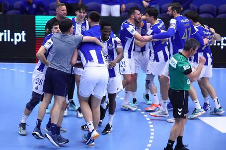 Jogadores do FC Porto festejam golo de Gunnarsson no último segundo que valeu vitória sobre o Granollers - Foto: FC Porto