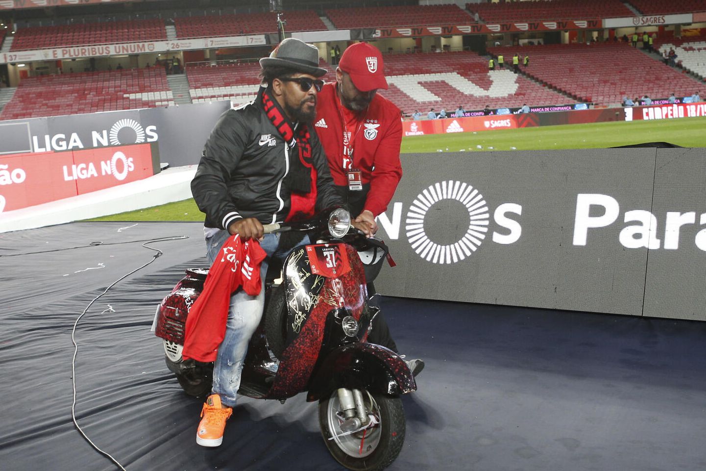 Eliseu, antigo lateral-esquerdo do Benfica, nos festejos do título em maio de 2019