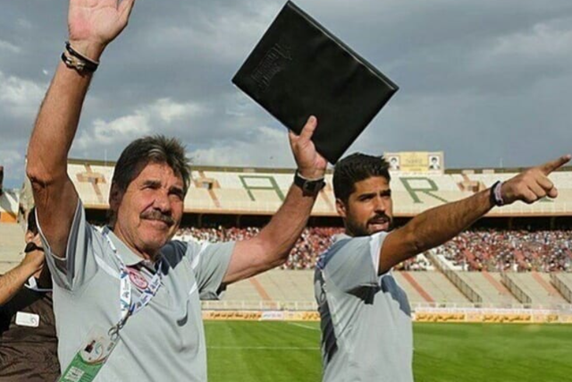 António Oliveira como adjunto do pai, Toni, no Tractor, do Irão - Foto: D. R.