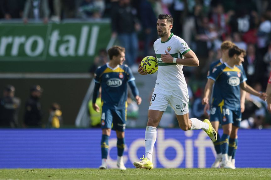 Rafa Mir, avançado do Elche, foi acusado de insulto racista