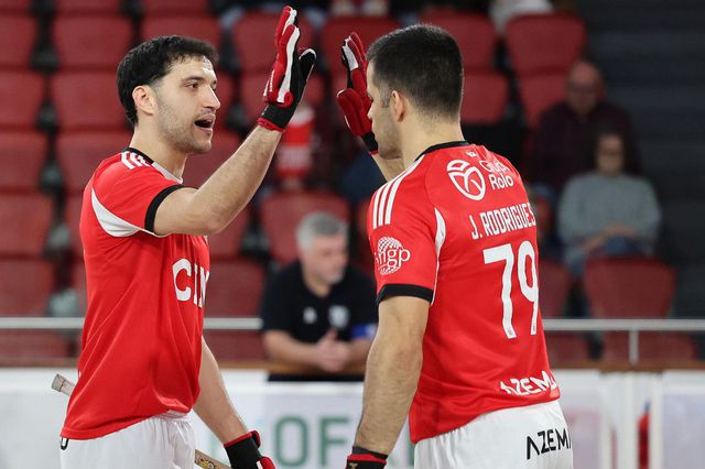 Pau Bargalló e João Rodrigues festejam mais um golo — Foto: Benfica