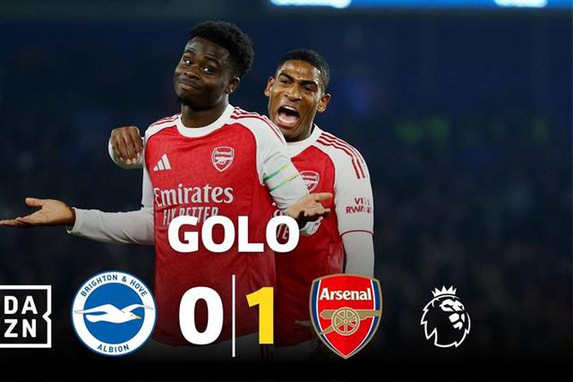 Saka tenta fazer golaço, mas acaba a agradecer o 'frango' do guarda-redes