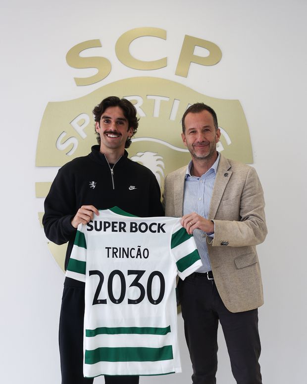 Francisco Trincão, avançado de 26 anos, com o presidente Frederico Varandas - Foto: SPORTING cp