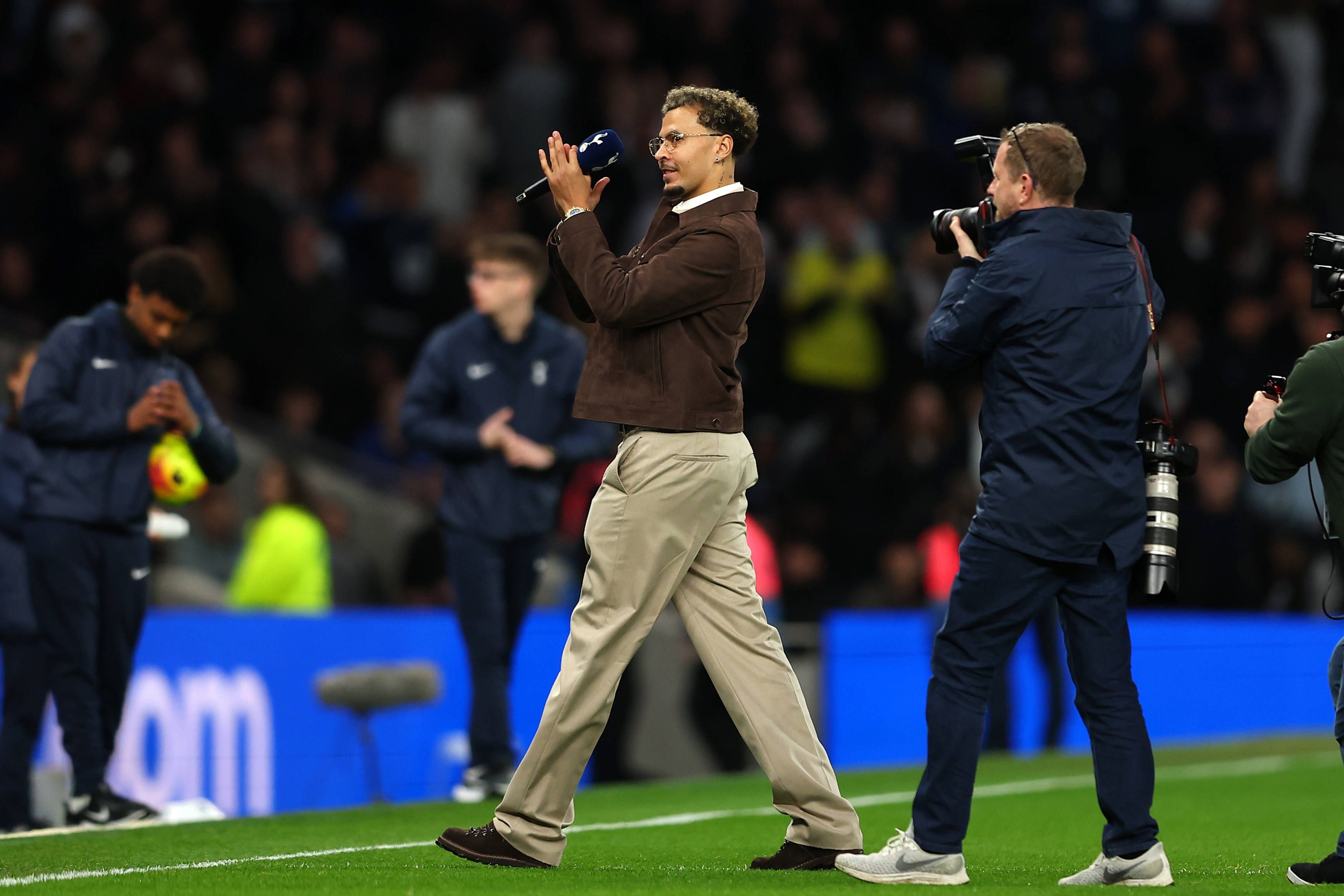 Dele Alli no relvado do Estádio do Tottenham ao intervalo do dérbi com o Arsenal