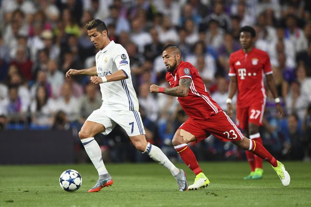 Cristiano Ronaldo escapa a Arturo Vidal no jogo da 2.ª mãos dos quartos de final entre Real Madrid e Bayern Munique, em 2018