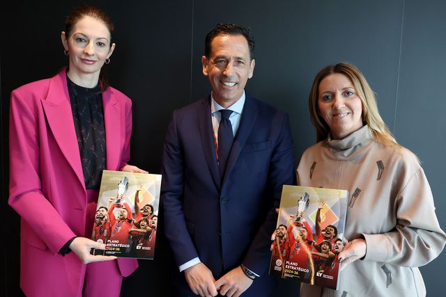 Pedro Proença ladeado por Lina Souloukou e Alexandrina Cruz, administradora e presidente do Rio Ave, respetivamente - Foto: FPF