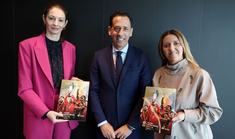 Pedro Proença ladeado por Lina Souloukou e Alexandrina Cruz, administradora e presidente do Rio Ave, respetivamente - Foto: FPF