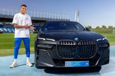 Kylian Mbappé ao lado do carro que foi visto a conduzir à chegada ao treino - Foto: Kylian Mbappé/BMW