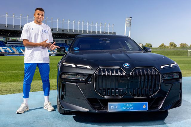 Kylian Mbappé ao lado do carro que foi visto a conduzir à chegada ao treino - Foto: Kylian Mbappé/BMW