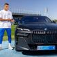 Kylian Mbappé ao lado do carro que foi visto a conduzir à chegada ao treino - Foto: Kylian Mbappé/BMW